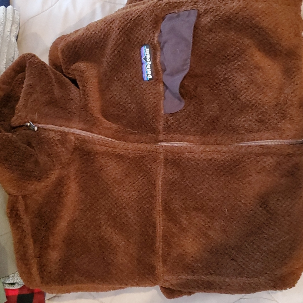 Woman's Patagonia size medium full zip jacket. Excellent condition brown color